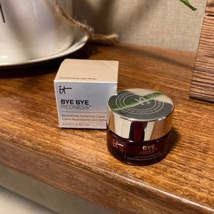 NIB It Cosmetics Bye Bye Redness.